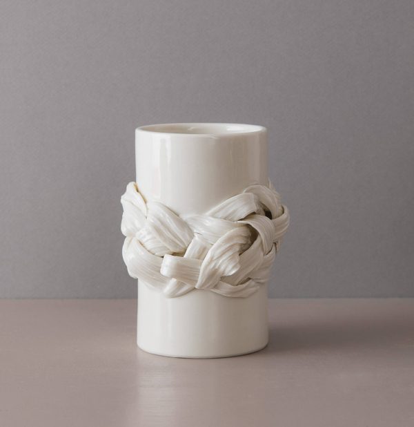 Petit vase plissés de porcelaine entrelacés