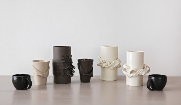 Ensemble de tasses et vases en grès beige, gris noir et porcelaine ornés de cordes torsadées de céramique