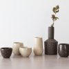 tasses et vases grès beige et gris avec billes de porcelaine
