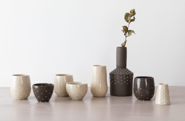 tasses et vases grès beige et gris avec billes de porcelaine