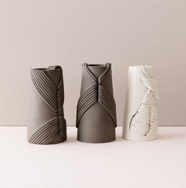 vases grès gris brute et porcelaine envahis de cordes de céramique